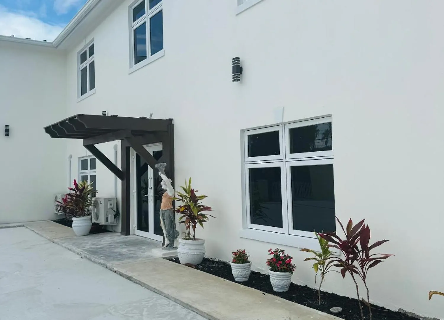 Bella Signature Suites Nassau Motel